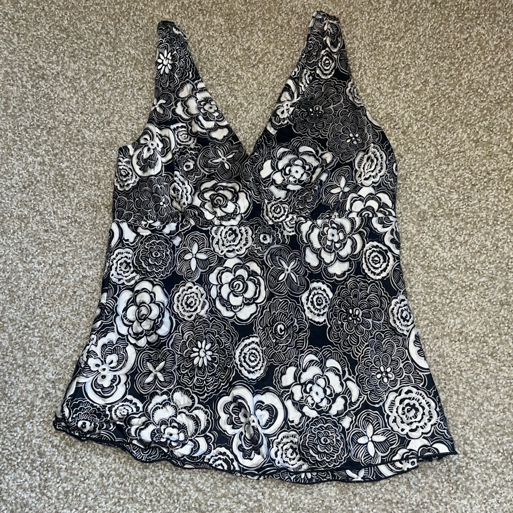2004 Old Navy - 100% Silk Black & white floral v-neck tank top blouse